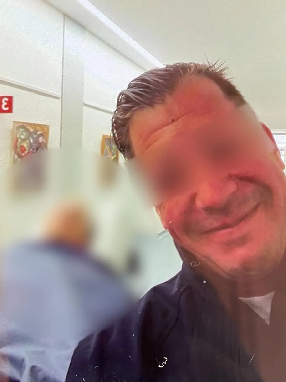 Siegfried S. beim Selfie mit einer Patientin.