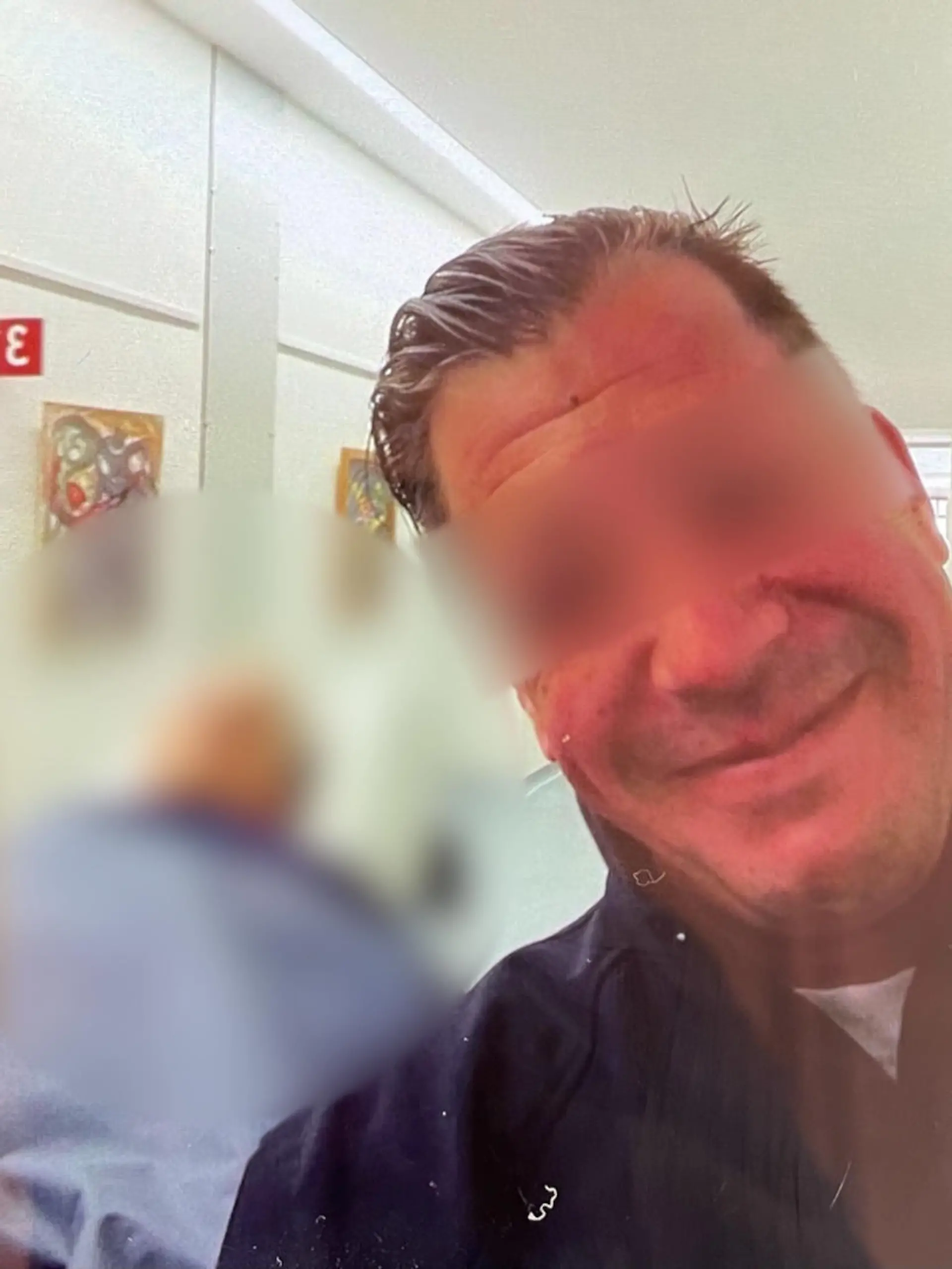 Siegfried S. beim Selfie mit einer Patientin.