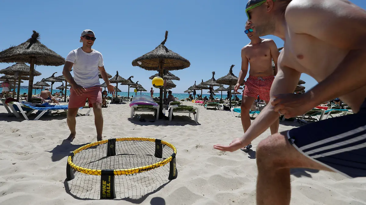 Männer spielen Spikeball