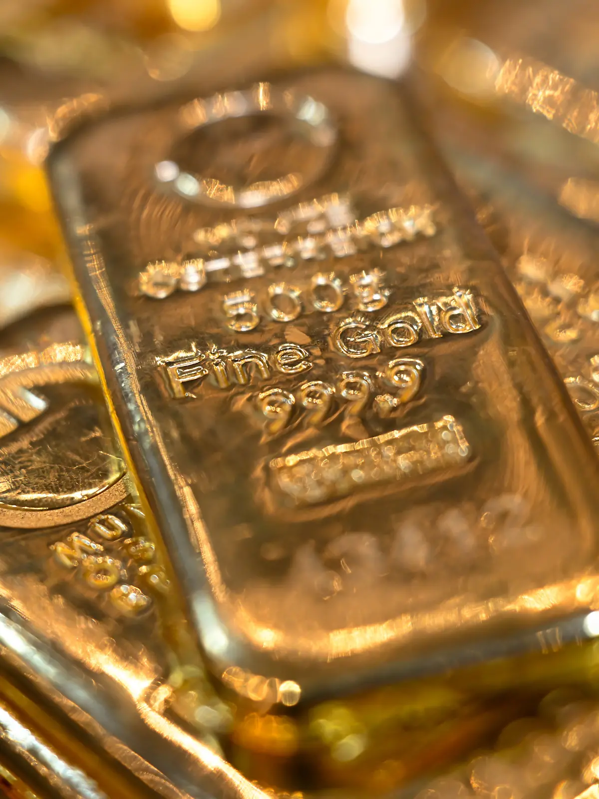 ARCHIV - 02.02.2026, Bayern, München: Goldbarren liegen beim Edelmetallhändler Pro Aurum in einem Tresor auf einem Tisch. (zu dpa: «Betrüger bringen Seniorin um Goldbarren») Foto: Sven Hoppe/dpa +++ dpa-Bildfunk +++