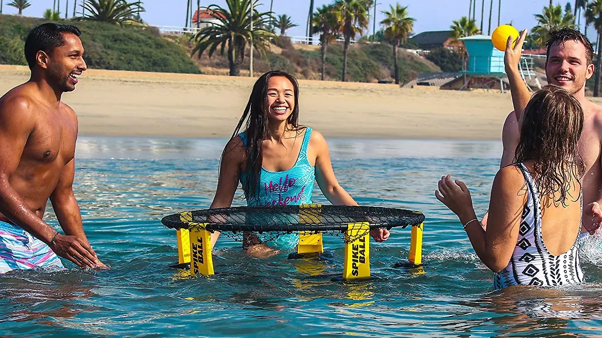 Menschen spielen Spikeball am Strand