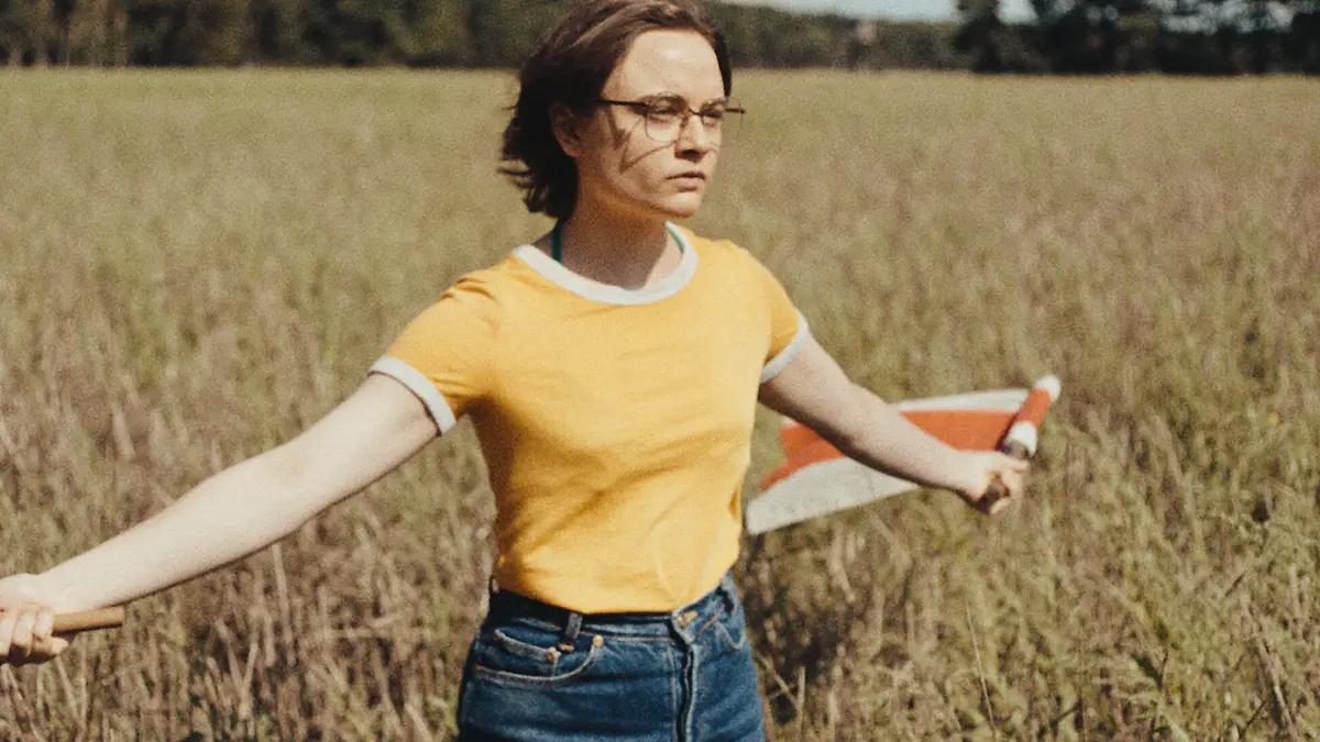 HANDOUT - Lena Urzendowsky als Angelika in einer Szene aus dem Film «In die Sonne schauen» (undatierte Filmszene). Der Film kommt am 28.08.2025 in die deutschen Kinos. (zu dpa-Kinostarts) +++ dpa-Bildfunk +++