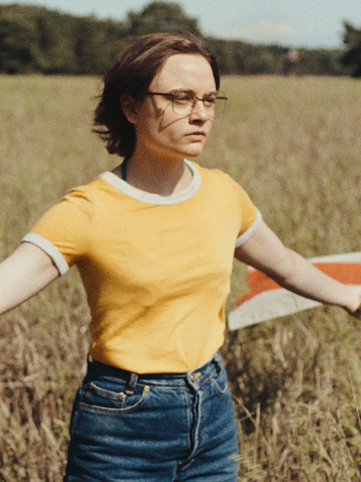 HANDOUT - Lena Urzendowsky als Angelika in einer Szene aus dem Film «In die Sonne schauen» (undatierte Filmszene). Der Film kommt am 28.08.2025 in die deutschen Kinos. (zu dpa-Kinostarts) +++ dpa-Bildfunk +++