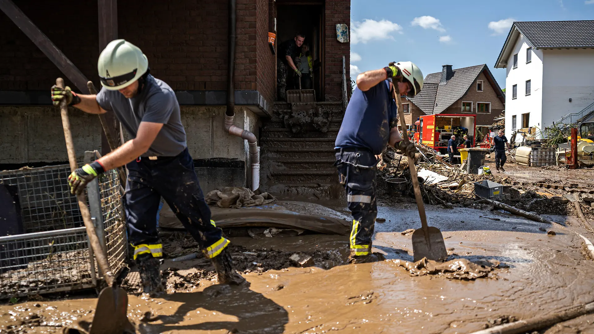 Aufräumarbeiten nach dem Hochwasser Bewohner und Feuerwehr tragen Schlamm in der Stadt Marienthal ab. Am 14.07.2021 kam es im Landkreis Ahrweiler zu starken Überflutungen durch Starkregen. Tage nach dem Hochwasser liefen Aufräumarbeiten an. Bundeswehr, Polizei, Feuerwehr und Freiwillige beteiligen sich daran. Marienthal Rheinland-Pfalz Deutschland *** Cleanup after the floods Residents and firefighters carry away mud in the town of Marienthal On 14 07 2021 there was heavy flooding in the district of Ahrweiler due to heavy rain Days after the floods, cleanup efforts were underway Bundeswehr, police, firefighters and volunteers participate Marienthal Rhineland-Palatinate Germany