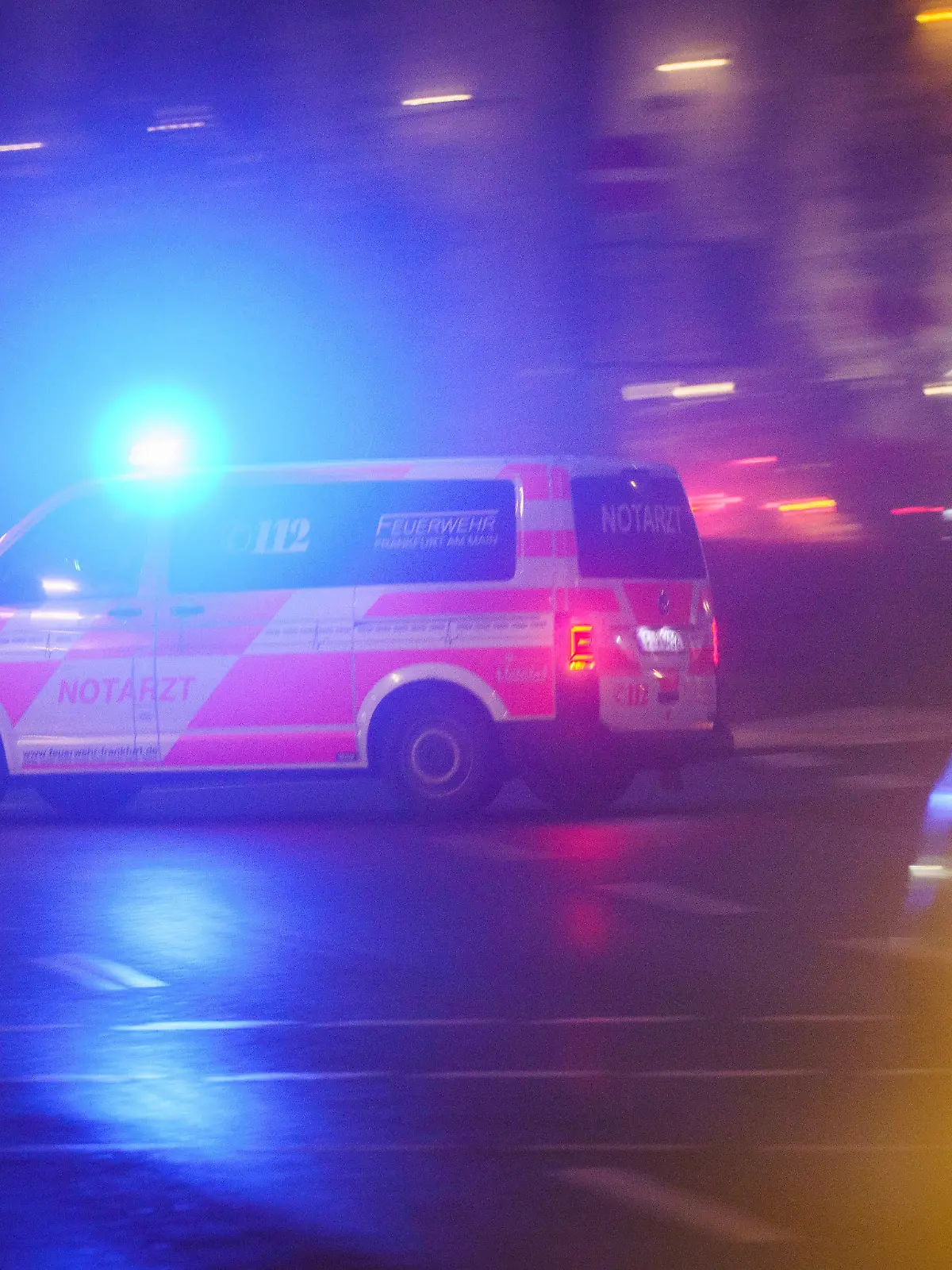 12.11.2022, Hessen, Frankfurt/Main: Mit eingeschaltetem Blaulicht fährt ein Rettungswagen am Morgen über eine Kreuzung, die noch im Nebel liegt. Foto: Frank Rumpenhorst/dpa +++ dpa-Bildfunk +++