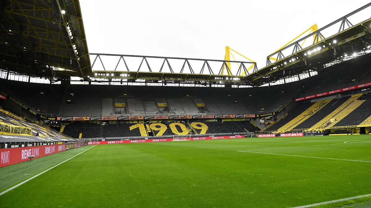 ARCHIV - 22.05.2021, Nordrhein-Westfalen, Dortmund: Fußball: Bundesliga, Borussia Dortmund - Bayer Leverkusen, 34. Spieltag im Signal Iduna Park. Die Zahl 1909 ist vor dem Spiel im leeren Stadion zu sehen. (zu dpa «Zuschauerrückkehr in Stadien - Clubs reagieren zurückhaltend») Foto: Martin Meissner/AP-Pool/dpa +++ dpa-Bildfunk +++