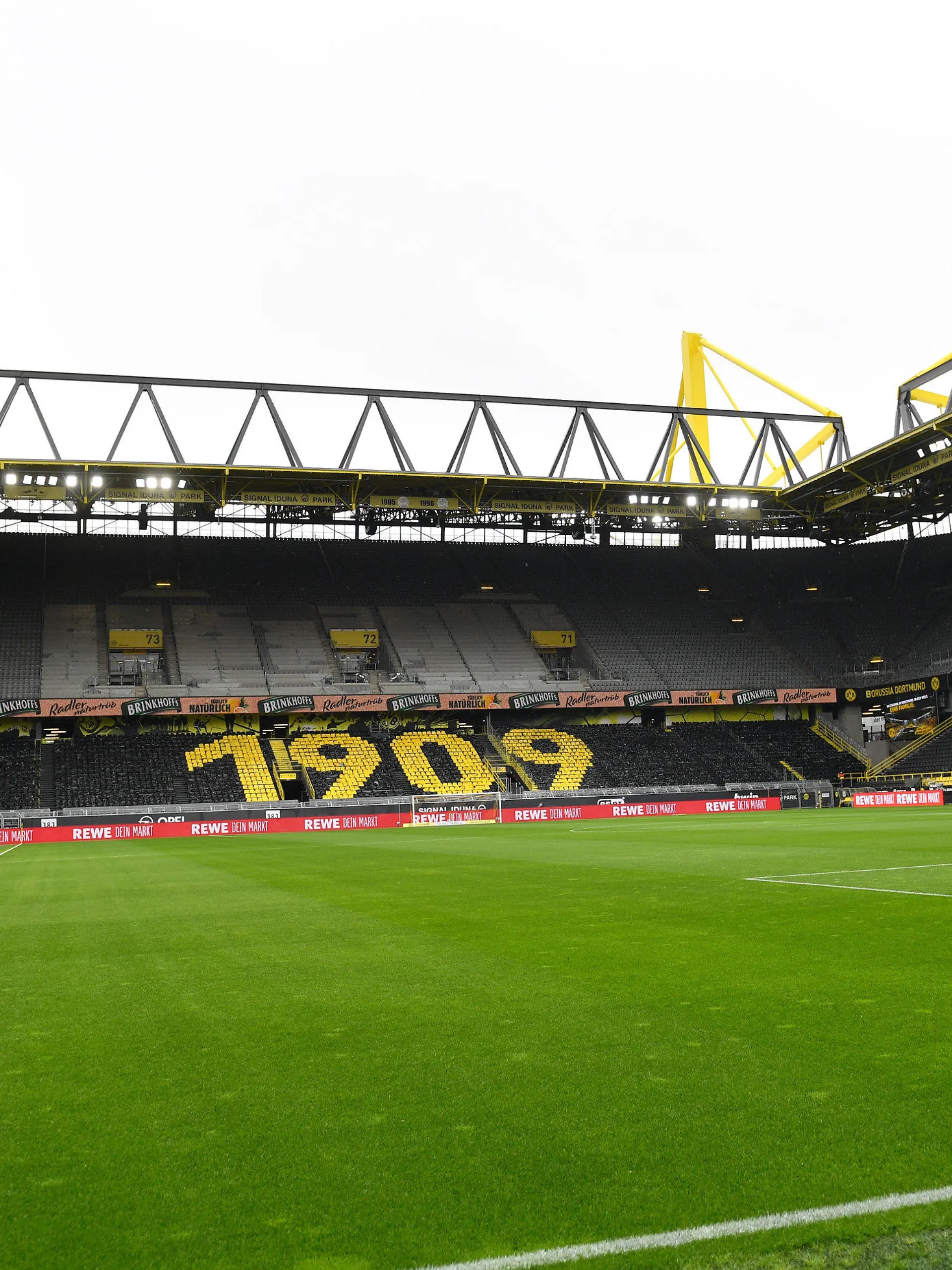 ARCHIV - 22.05.2021, Nordrhein-Westfalen, Dortmund: Fußball: Bundesliga, Borussia Dortmund - Bayer Leverkusen, 34. Spieltag im Signal Iduna Park. Die Zahl 1909 ist vor dem Spiel im leeren Stadion zu sehen. (zu dpa «Zuschauerrückkehr in Stadien - Clubs reagieren zurückhaltend») Foto: Martin Meissner/AP-Pool/dpa +++ dpa-Bildfunk +++