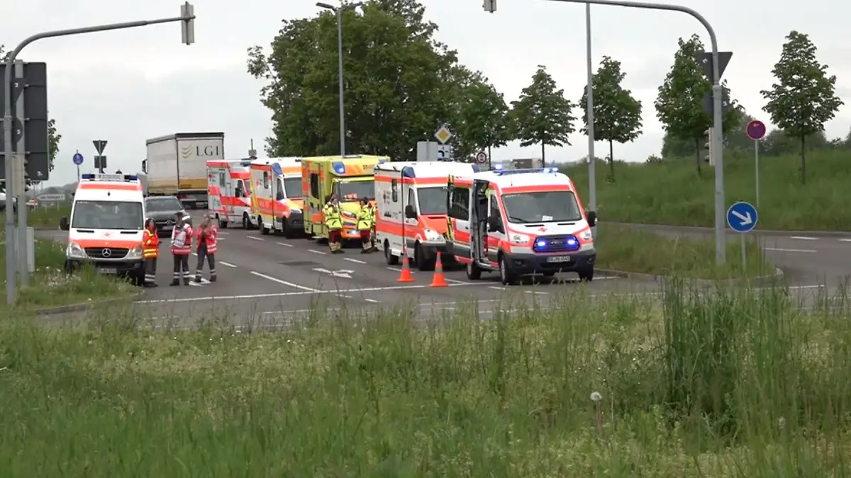 Auf dem Werksgelände in Sindelfingen waren die Einsatzkräfte mit einem Großaufgebot vor Ort.