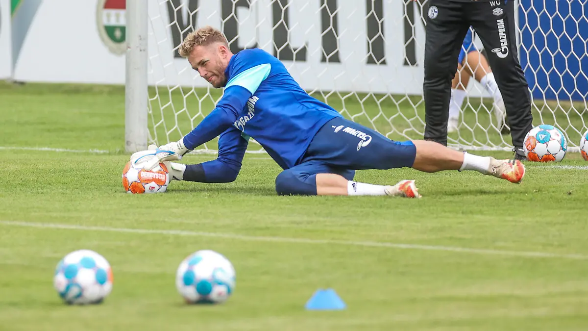 30.06.2021, Österreich, Mittersill: Fußball, 2. Bundesliga, Trainingslager FC Schalke 04: Schalkes Ralf Fährmann hält den Ball. Foto: Tim Rehbein/dpa +++ dpa-Bildfunk +++