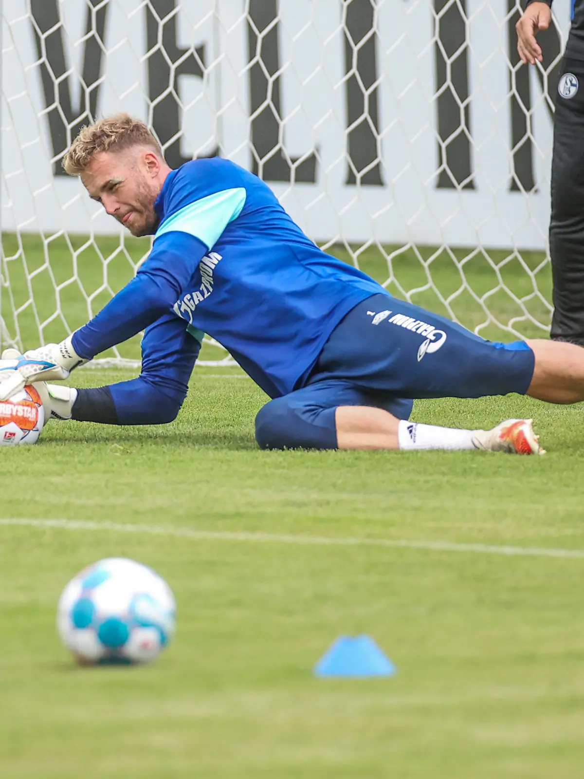 30.06.2021, Österreich, Mittersill: Fußball, 2. Bundesliga, Trainingslager FC Schalke 04: Schalkes Ralf Fährmann hält den Ball. Foto: Tim Rehbein/dpa +++ dpa-Bildfunk +++