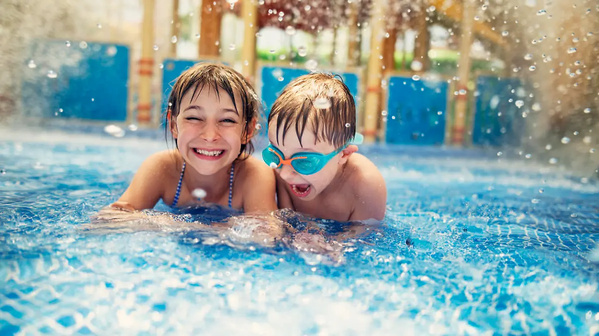 Kinder im Schwimmbad
