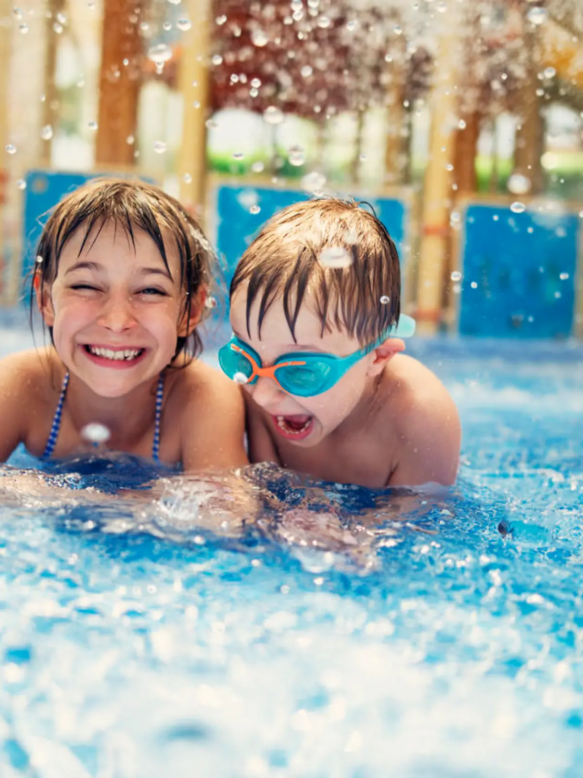 Kinder im Schwimmbad