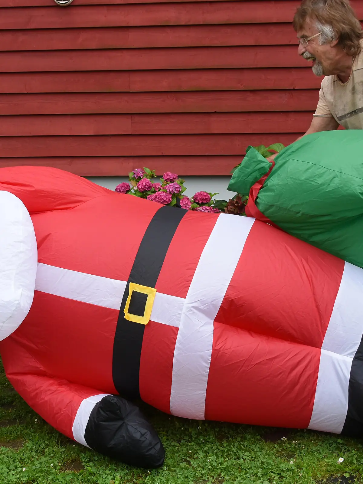 Tochter und Opa bauen Santa im Garten auf
