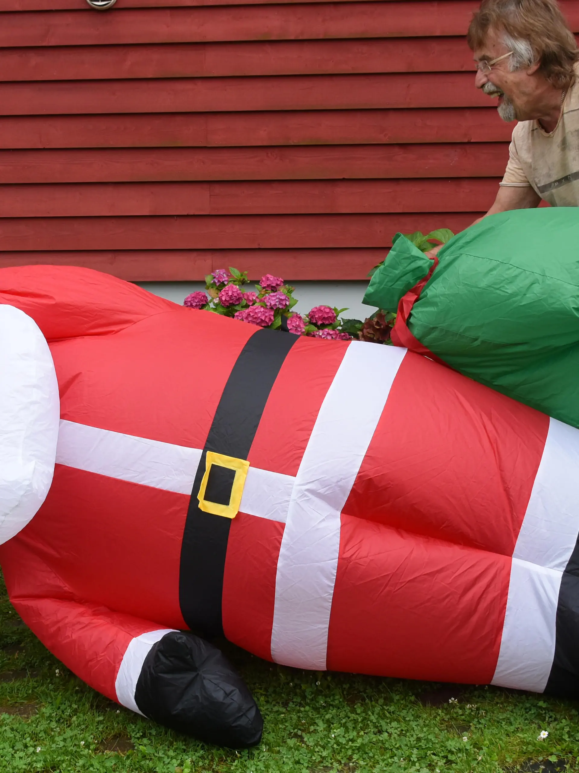 Tochter und Opa bauen Santa im Garten auf