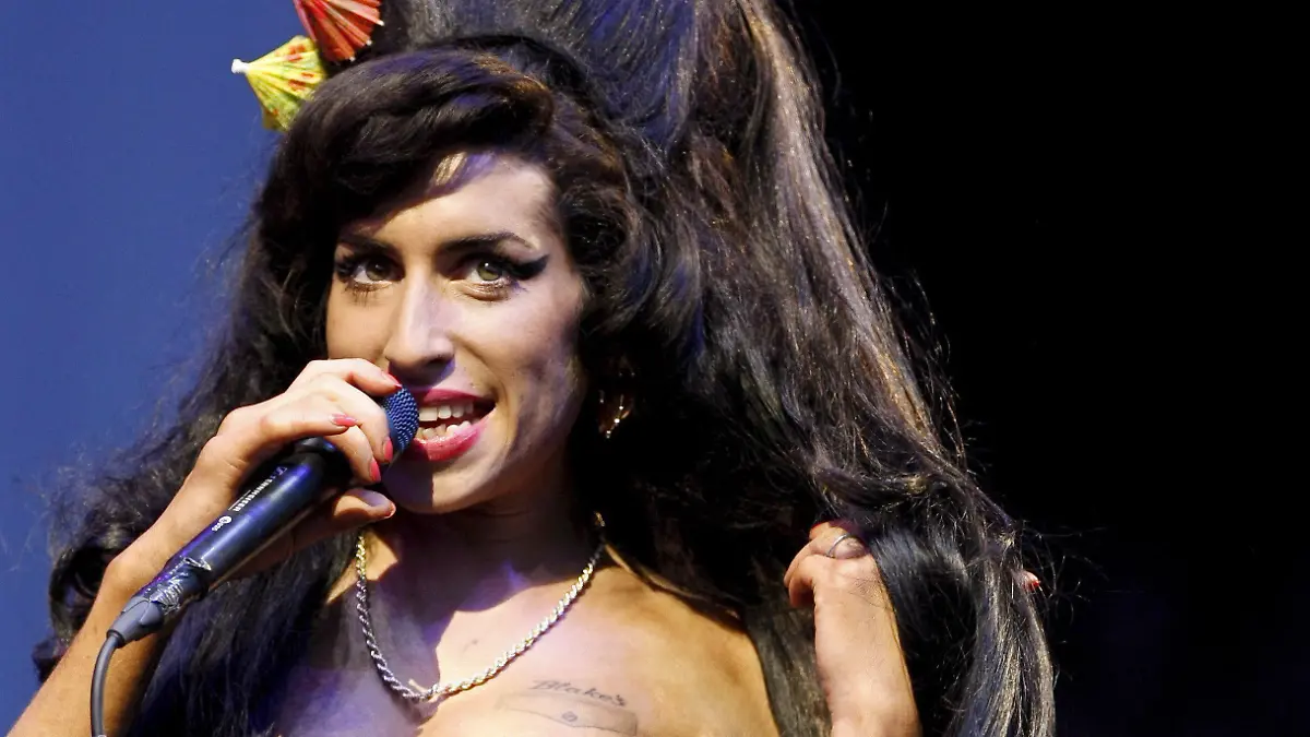 ARCHIV - Die britische Soulsängerin Amy Winehouse tritt am 28.06.2008 beim Glastonbury Festival in Somerset auf. Die Briten haben in der Woche nach dem Tod von Amy Winehouse so viele CDs der Soulsängerin gekauft wie in keiner Woche zuvor. Das 2006 erschienene Album «Back to Black» stürmte am Sonntag die Spitze der britischen Albumcharts. Winehouse war am 23. Juli im Alter von 27 Jahren tot in ihrer Wohnung in London gefunden worden. Mit ihrem posthumen Charterfolg tritt Winehouse in die Fußstapfen von Musikgrößen wie John Lennon und Michael Jackson, die ebenfalls kurz nach ihrem Tod die Spitze der Charts erreichten. Foto: EPA/FRANTZESCO KANGARIS (zu dpa-Leute-Meldung vom 01.08.2011)  +++(c) dpa - Bildfunk+++