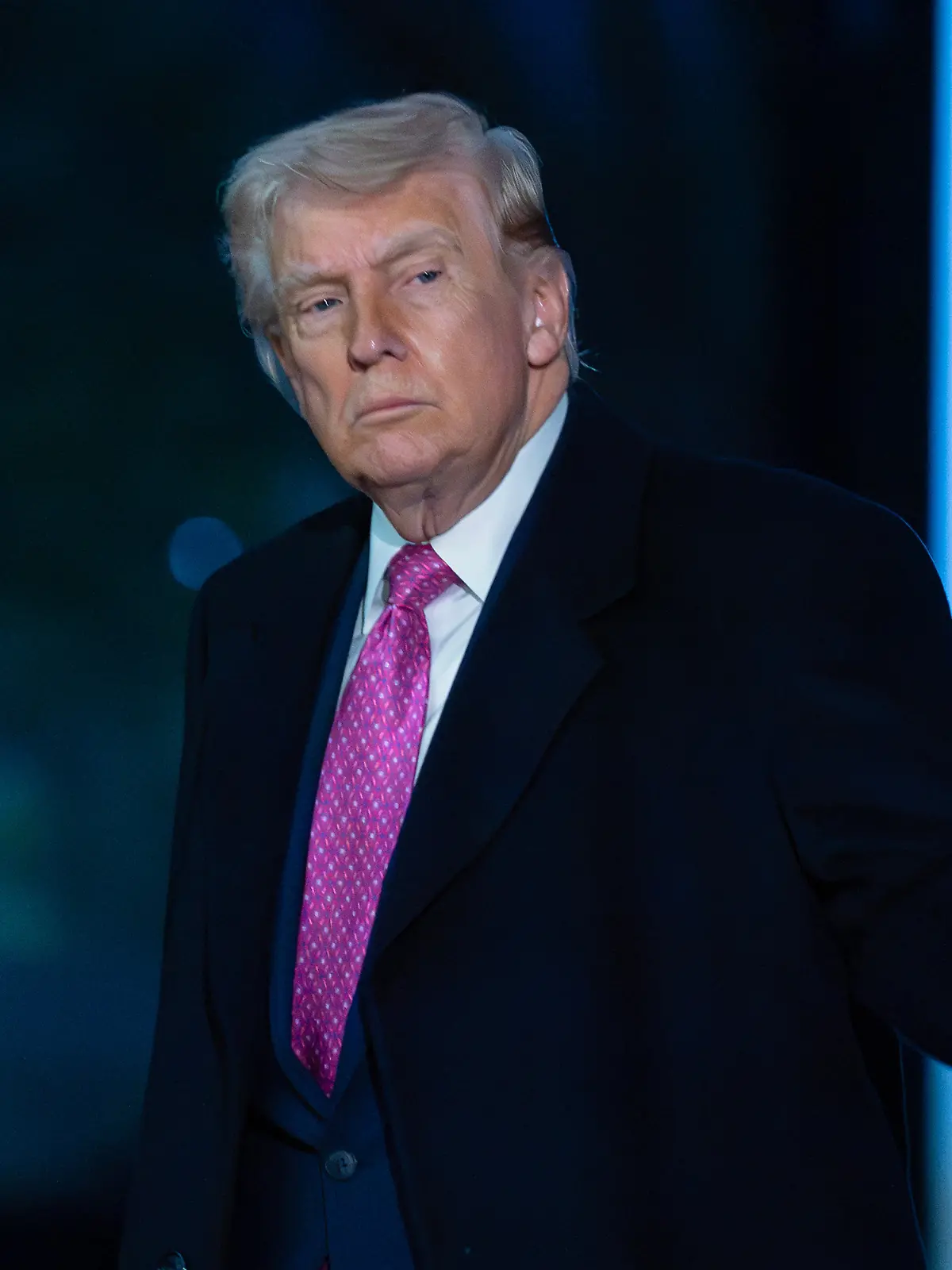 President Donald Trump waves to the media as he walks on the South Lawn upon his arrival to the White House, Sunday, March 29, 2026, in Washington. (AP Photo/Jose Luis Magana)