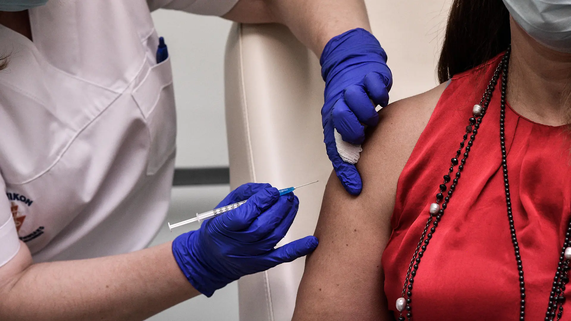  Erste Impfungen der Ärzte und des Pflegepersonals gegen das Coronavirus im Attikon - Krankenhaus in Athen, Attika am Sonntag, den 27. Dezember 2020. Im Bild: Einstechen der Spritze vor der Impfung am Oberarm in Detailansicht Covid-19 Impfungen Athen *** First vaccinations of doctors and nurses against coronavirus at Attikon Hospital in Athens, Attica on Sunday, December 27, 2020 In the picture piercing the syringe before vaccination on the upper arm in detail view Covid 19 vaccinations Athens PUBLICATIONxNOTxINxGRE ANE5212417