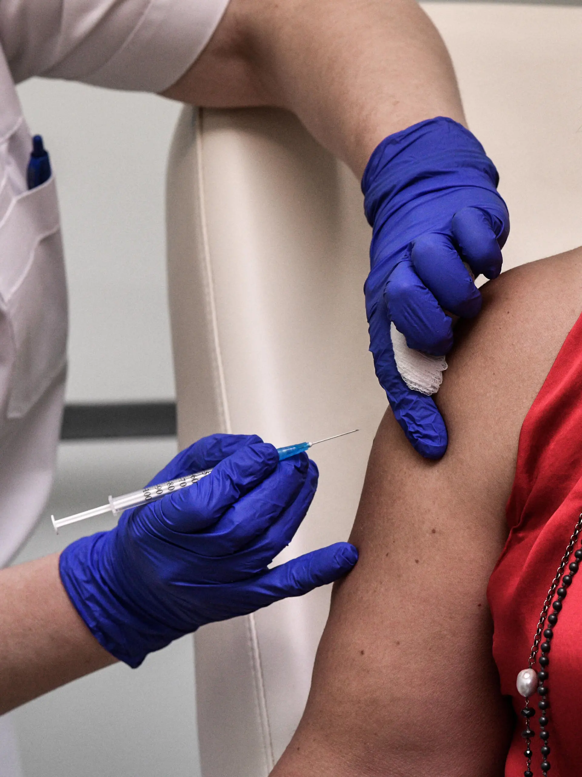  Erste Impfungen der Ärzte und des Pflegepersonals gegen das Coronavirus im Attikon - Krankenhaus in Athen, Attika am Sonntag, den 27. Dezember 2020. Im Bild: Einstechen der Spritze vor der Impfung am Oberarm in Detailansicht Covid-19 Impfungen Athen *** First vaccinations of doctors and nurses against coronavirus at Attikon Hospital in Athens, Attica on Sunday, December 27, 2020 In the picture piercing the syringe before vaccination on the upper arm in detail view Covid 19 vaccinations Athens PUBLICATIONxNOTxINxGRE ANE5212417