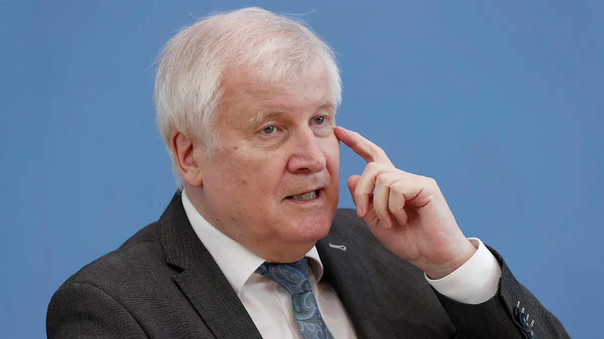  Horst Seehofer 2021-07-14 - Deutschland, Berlin - Bundespressekonferenz: Horst Seehofer CSU, Bundesminister des Inneren, für Bau und Heimat, der Bundeswahlleiter und Präsident des Statistischen Bundesamts, der Präsident des Bundesamts für Verfassungsschutz BfV, und der Präsident des Bundesamts für Sicherheit in der Informationstechnik BSI informieren zur Sicherheit der Bundstagswahl 2021. *** Horst Seehofer 2021 07 14 Germany, Berlin Federal Press Conference Horst Seehofer CSU , Federal Minister of the Interior, for Construction and Home Affairs, the Federal Election Commissioner and President of the Federal Statistical Office, the President of the Federal Office for the Protection of the Constitution BfV , and the President of