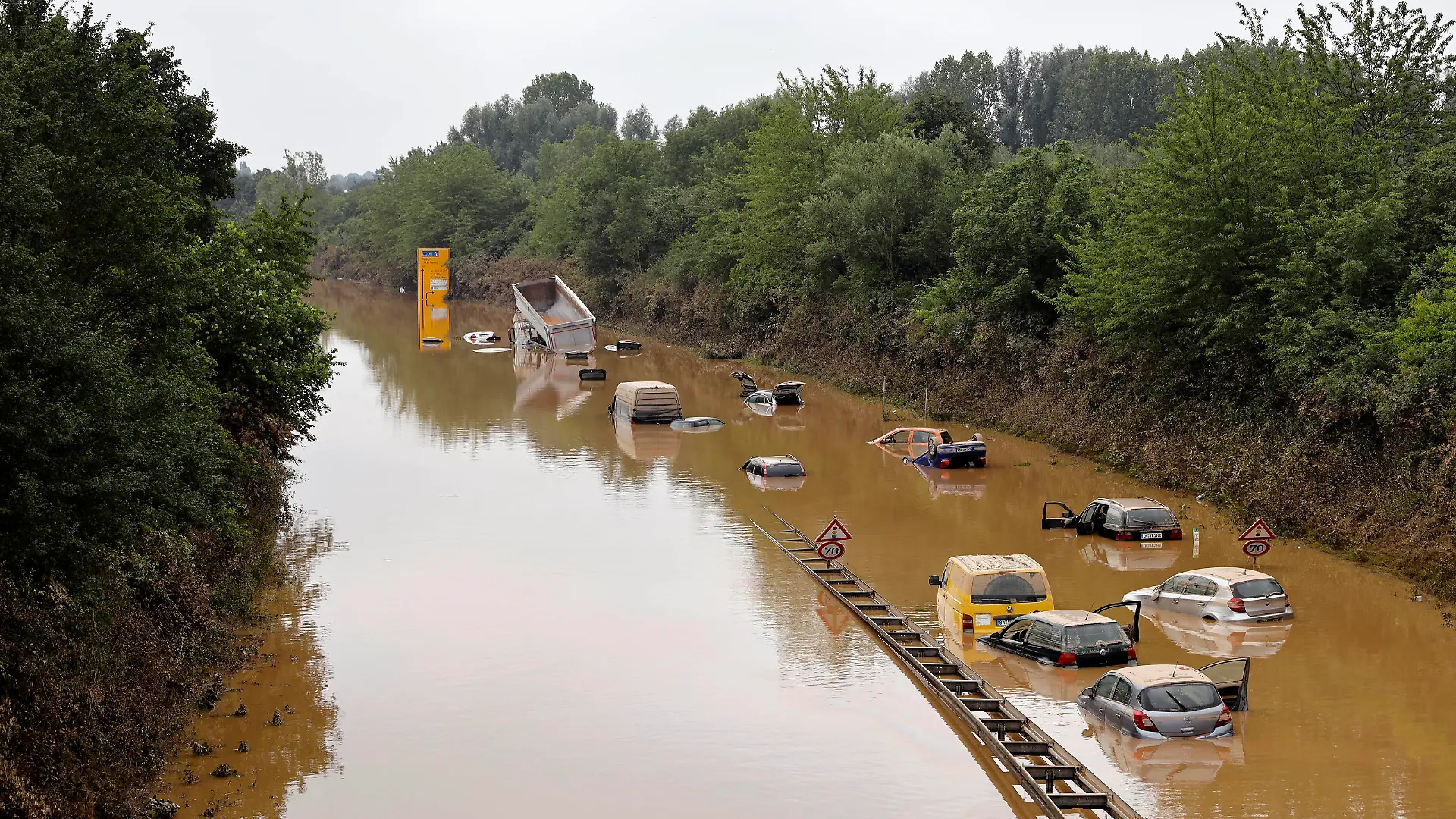 Nach der Hochwasser-Katastrophe im Erftkreis gehen die Aufräumarbeiten weiter. Bei den Bergungsarbeiten der zerstörten Autos in Erftstadt-Liblar kommen auch Sonar, Bundeswehrpanzer und Taucher zum Einsatz: Sie überprüfen die massiv beschädigten Fahrzeuge auf der B256 Luxemburger Straße. Die Fahrer der Autos und LKWs waren von den Wassermassen überrascht worden, konnten sich nach bisherigen Erkenntnissen offenbar noch eilig in Sicherheit bringen. Erftstadt, 17.07.2021 *** After the flood disaster in the Erftkreis, the cleanup work continues In the recovery work of the destroyed cars in Erftstadt Liblar, sonar, Bundeswehr tanks and divers are also used They check the massively damaged vehicles on the B256 Luxemburger Straße The drivers Foto:xC.xHardtx/xFuturexImage