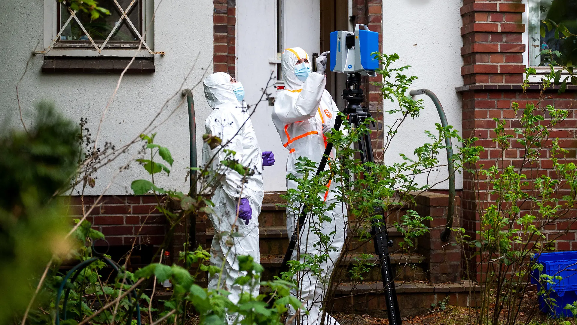 11.05.2023, Hamburg: Mitarbeiter der Spurensicherung arbeiten im Stadtteil Blankenese vor einem Wohnhaus. Eine Frau ist in Hamburg-Blankenese möglicherweise umgebracht worden. Foto: Daniel Bockwoldt/dpa +++ dpa-Bildfunk +++