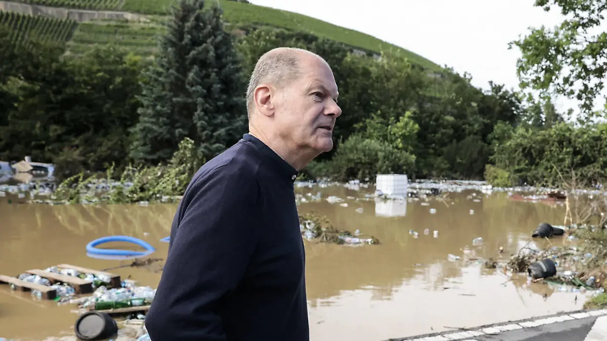 Olaf Scholz, Kanzlerkandidat der SPD, aufgenommen im Rahmen eines gemeinsamen Besuches im Hochwassergebiet in Bad Neuenahr-Ahrweiler, 15.07.2021. Nach heftigem Starkregen sind einige Ortschaften in Rheinland-Pfalz sowie Nordrhein-Westfalen von Hochwasser betroffen. Die Zahl der Todesopfer steigt auf momentan 42. Bad Neuenahr-Ahrweiler Deutschland *** Olaf Scholz, candidate for chancellor of the SPD, recorded during a joint visit to the flood area in Bad Neuenahr Ahrweiler, 15 07 2021 After heavy rainfall, several localities in Rhineland-Palatinate as well as North Rhine-Westphalia are affected by flooding The number of fatalities currently rises to 42 Bad Neuenahr Ahrweiler Germany Copyright: xUtexGrabowsky/photothek.dex