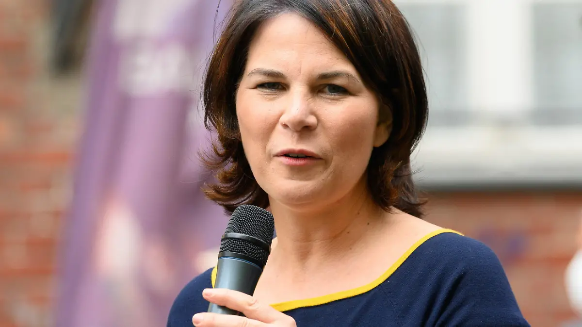 ARCHIV - 23.06.2021, Brandenburg, Potsdam: Annalena Baerbock, Kanzlerkandidatin und Direktkandidatin von Bündnis 90/Die Grünen, spricht während eines Bürgergesprächs zu ihrem Wahlkampfauftakt. (zu dpa Nach Fluten debattiert Politik über Katastrophen- und Klimaschutz) Foto: Soeren Stache/dpa-Zentralbild/dpa +++ dpa-Bildfunk +++