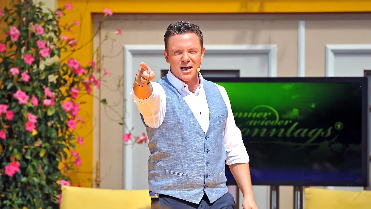  ARD - Immer wieder Sonntags. Moderator Stefan Mross während der ARD - Unterhaltungsshow Immer wieder Sonntags am 18.07.2021 im Europapark Rust. 20210718MWI5077 *** ARD Immer wieder Sonntags host Stefan Mross during the ARD entertainment show Immer wieder Sonntags on 18 07 2021 at Europapark Rust 20210718MWI5077