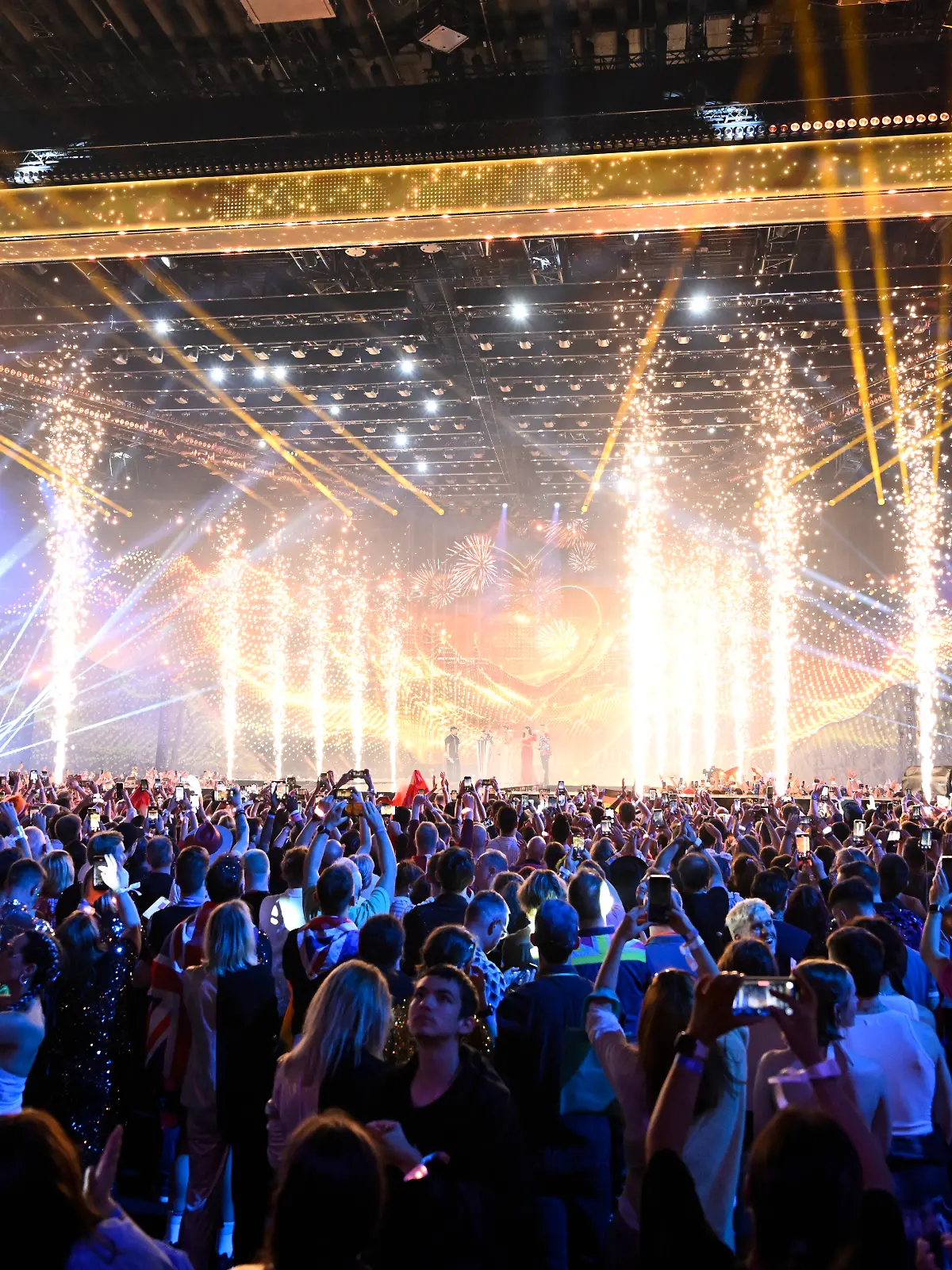 BASEL, SCHWEIZ 20250518 Österrikes JJ med låten Wasted Love vinner den 69:e upplagan av Eurovision Song Contest (ESC) i St. Jakobshalle, i Basel, Schweiz, lördag den 17 maj, 2025. Foto: Jessica Gow / TT / Kod 10070