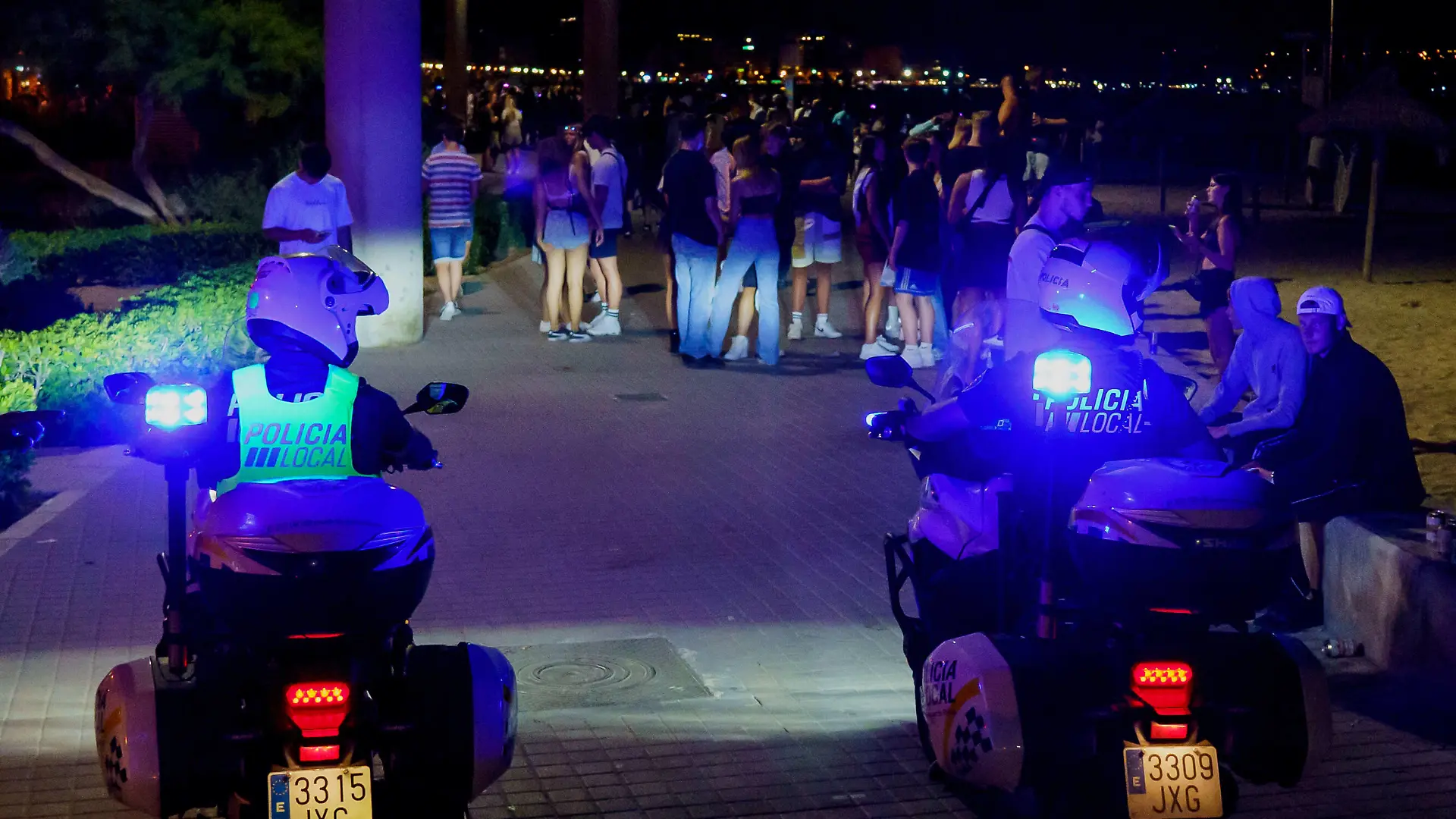 Playa de Palma auf Mallorca im zweiten Jahr der Corona-Pandemie Hochsaison Sommer 2021 - Hunderte deutsche Touristen feiern am Ballermann ohne Einhaltung der coranabedingten Mindestabstände und ohne Masken - Touristen feiern am späten Abend an der Playa de Palma - Nach Mitternacht räumt die Polizei den betroffenen Strandabschnitt -Playa de Palma auf Mallorca im zweiten Jahr der Corona-Pandemie Hochsaison Sommer 2021 - Hunderte deutsche Touristen feiern am Ballermann ohne Einhaltung der coranabedingten Mindestabstände und ohne Masken - Touristen feiern am späten Abend an der, Mallorca Balearische Inseln Spanien Playa de Palma *** Playa de Palma in Mallorca in the second year of the Corona pandemic high season summer 2021 Hund