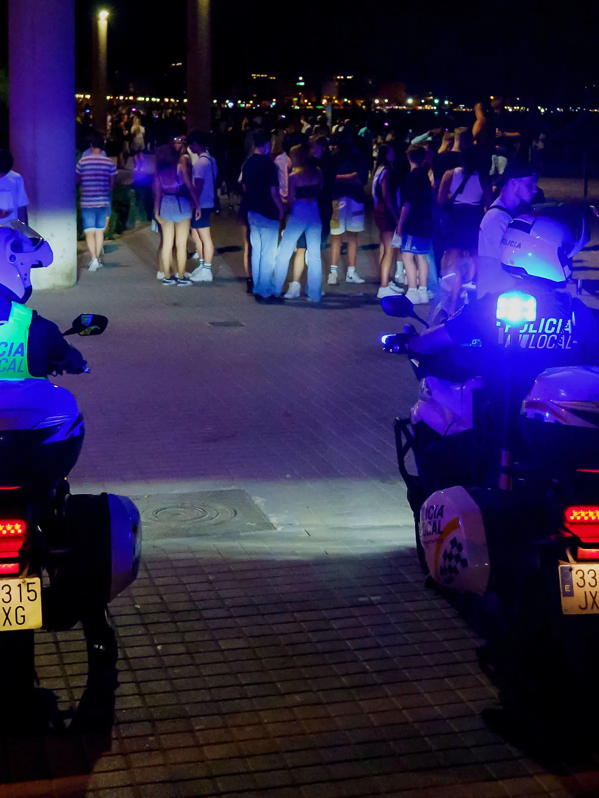 Playa de Palma auf Mallorca im zweiten Jahr der Corona-Pandemie Hochsaison Sommer 2021 - Hunderte deutsche Touristen feiern am Ballermann ohne Einhaltung der coranabedingten Mindestabstände und ohne Masken - Touristen feiern am späten Abend an der Playa de Palma - Nach Mitternacht räumt die Polizei den betroffenen Strandabschnitt -Playa de Palma auf Mallorca im zweiten Jahr der Corona-Pandemie Hochsaison Sommer 2021 - Hunderte deutsche Touristen feiern am Ballermann ohne Einhaltung der coranabedingten Mindestabstände und ohne Masken - Touristen feiern am späten Abend an der, Mallorca Balearische Inseln Spanien Playa de Palma *** Playa de Palma in Mallorca in the second year of the Corona pandemic high season summer 2021 Hund 