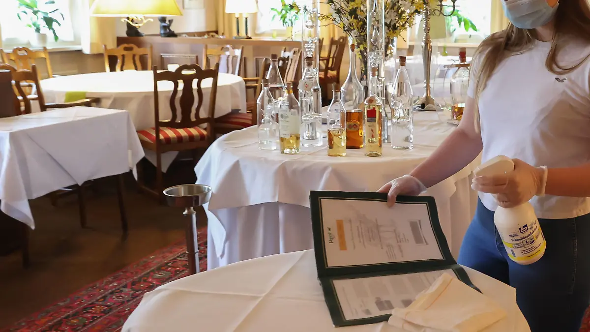Hannover, 05.05.2020, Gastronomen bereiten sich nach Corona-Shutdown auf das wieder öffnen vor, Gastronomie, Restaurant, desinfizieren der Speisekarte, *** Hanover, 05 05 2020, restaurateurs are preparing to reopen after Corona shutdown, gastronomy, restaurant, disinfect the menu,