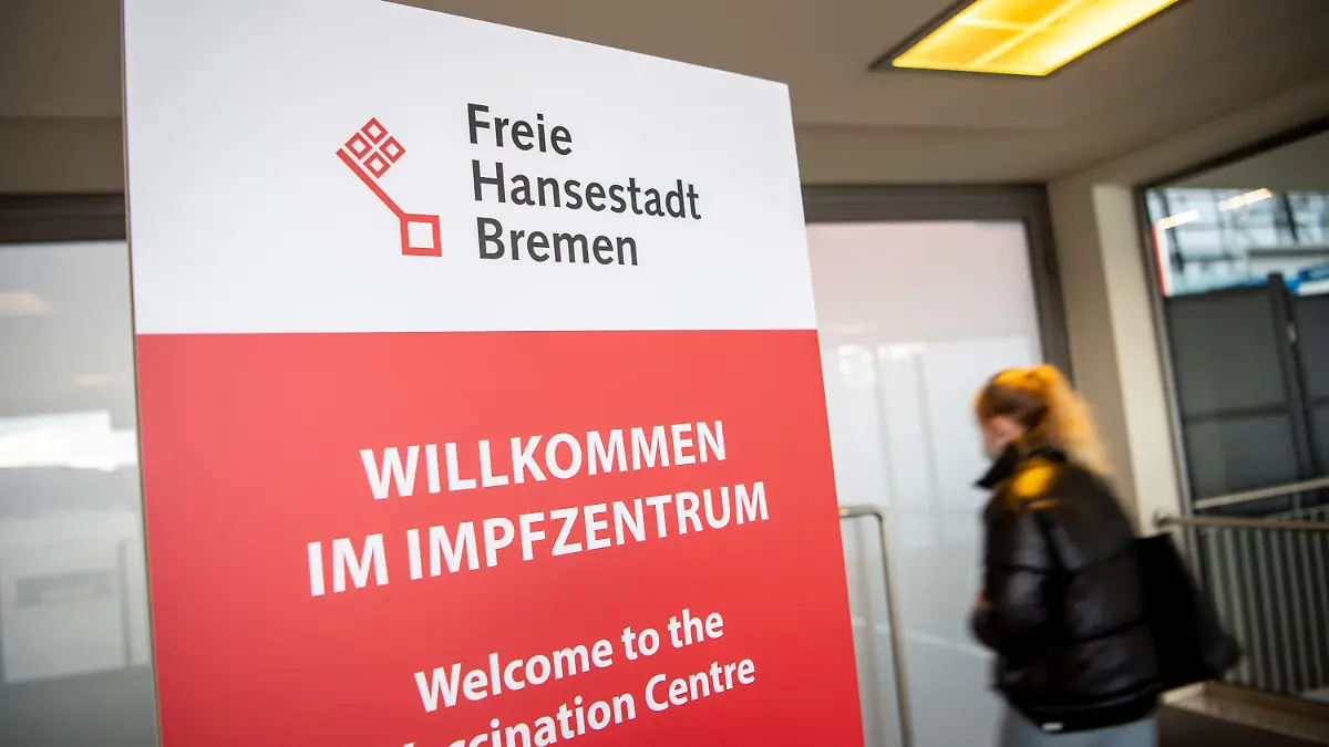 28.12.2020, Bremen: «Willkommen im Impfzentrum» steht auf einem Schild im Eingangsbereich. Das Impfzentrum Bremen in der Messehalle 7 hat den Betrieb aufgenommen. Foto: Sina Schuldt/dpa +++ dpa-Bildfunk +++