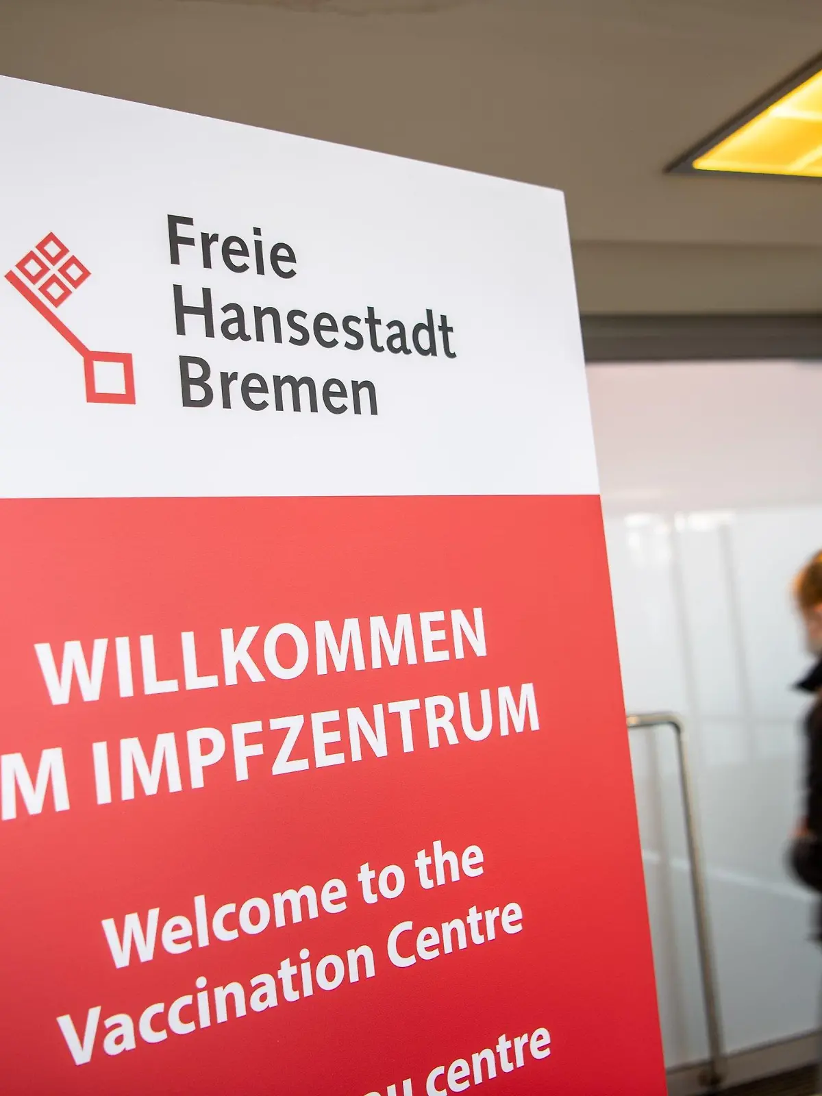 28.12.2020, Bremen: «Willkommen im Impfzentrum» steht auf einem Schild im Eingangsbereich. Das Impfzentrum Bremen in der Messehalle 7 hat den Betrieb aufgenommen. Foto: Sina Schuldt/dpa +++ dpa-Bildfunk +++