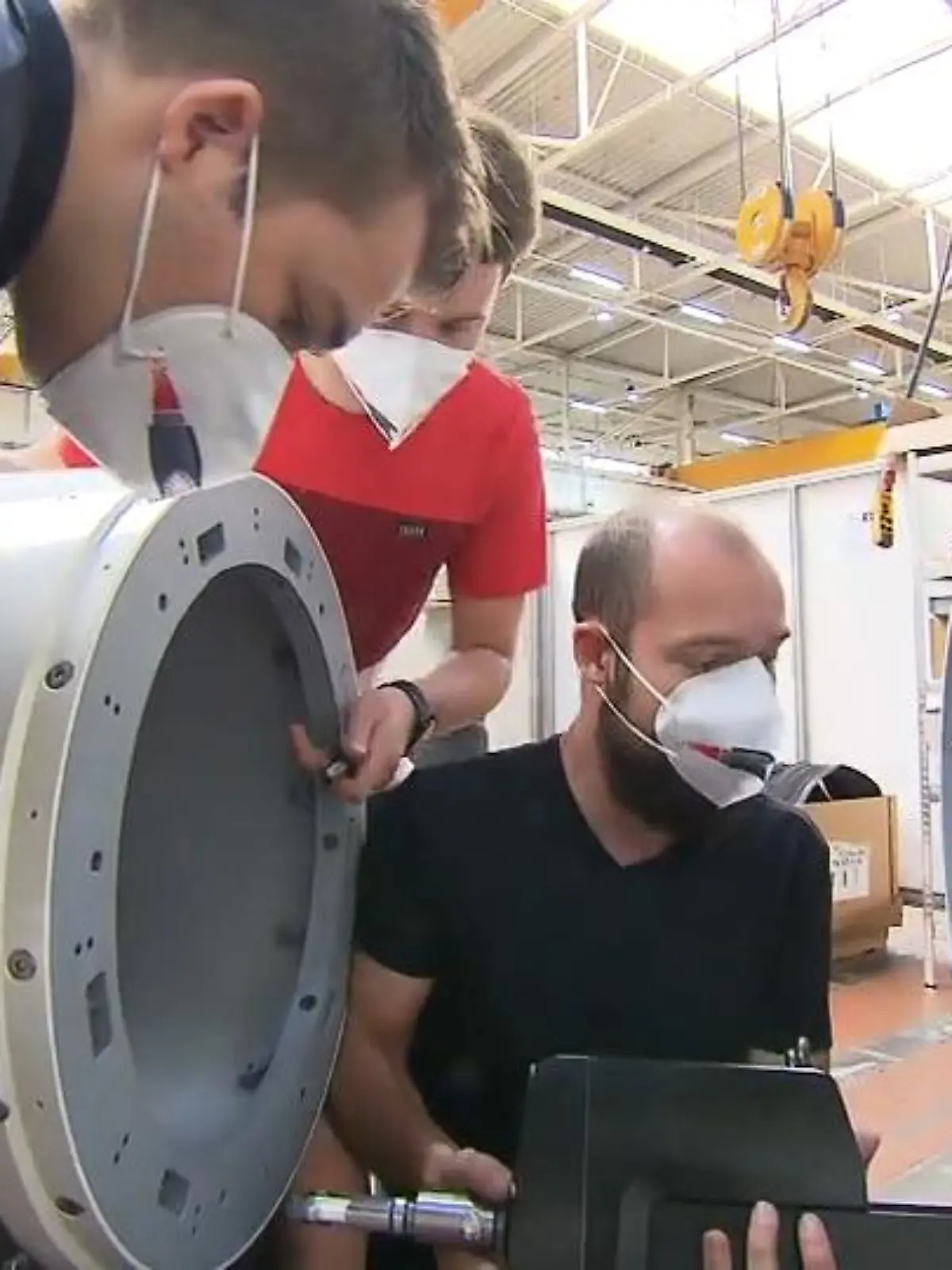 Fünf Studenten aus Fulda wollen es wissen: In nur wenigen Monaten haben sie eine Tunnelbohrmaschine entwickelt, die schneller und besser sein soll, als alle zuvor und vor allem auch als die Neuentwicklungen, die gerade parallel in elf Hochschulen weltweit entstehen. Denn sie alle wollen den Wettbewerb von Tesla-Chef Elon Musk gewinnen. Was die Maschine alles kann – im Video.