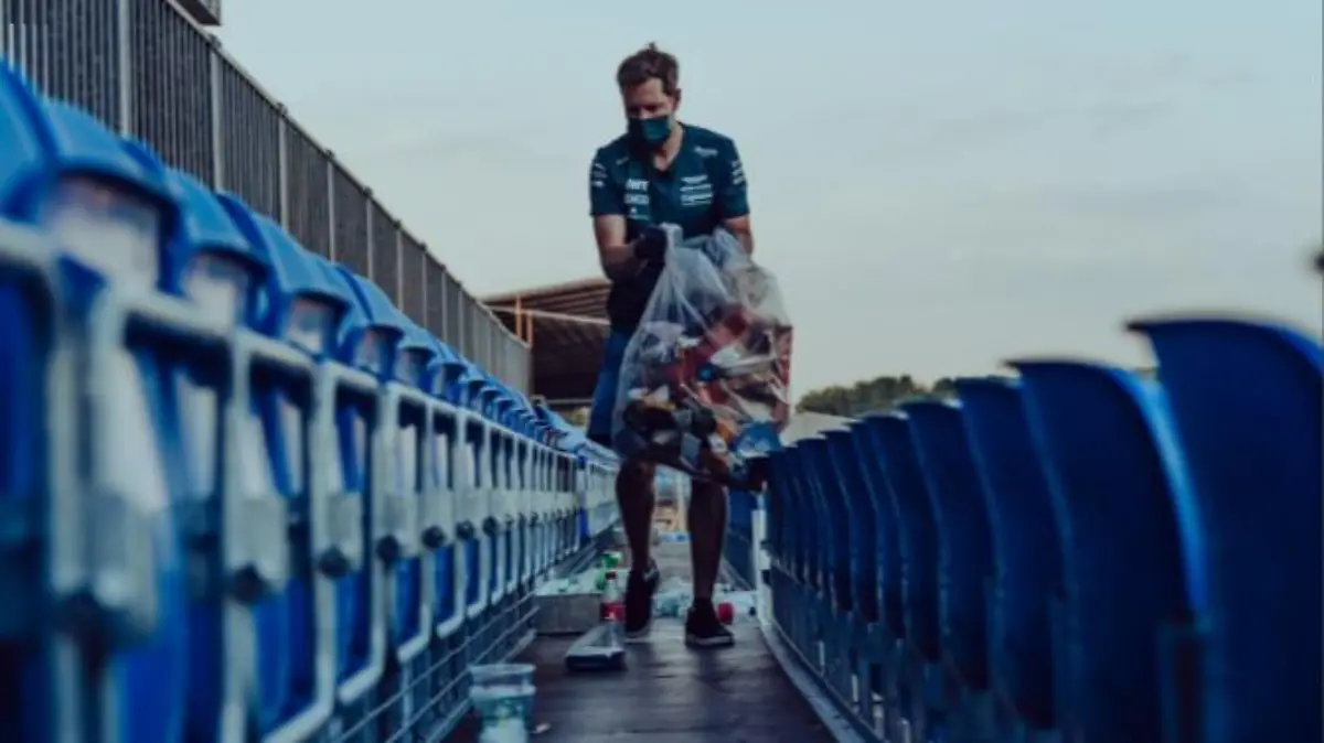 Sebastian Vettel sammelt Müll auf