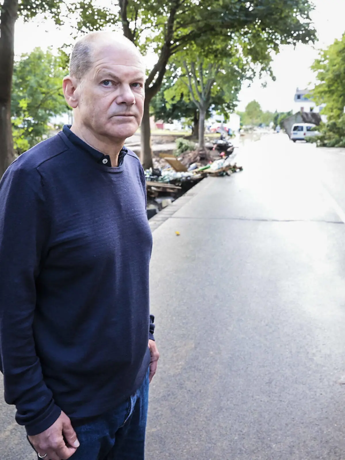  Olaf Scholz, Kanzlerkandidat der SPD, aufgenommen im Rahmen eines gemeinsamen Besuches im Hochwassergebiet in Bad Neuenahr-Ahrweiler, 15.07.2021. Nach heftigem Starkregen sind einige Ortschaften in Rheinland-Pfalz sowie Nordrhein-Westfalen von Hochwasser betroffen. Die Zahl der Todesopfer steigt auf momentan 42. Bad Neuenahr-Ahrweiler Deutschland *** Olaf Scholz, candidate for chancellor of the SPD, recorded during a joint visit to the flood area in Bad Neuenahr Ahrweiler, 15 07 2021 After heavy rainfall, several localities in Rhineland-Palatinate as well as North Rhine-Westphalia are affected by flooding The number of fatalities currently rises to 42 Bad Neuenahr Ahrweiler Germany Copyright: xUtexGrabowsky/photothek.dex