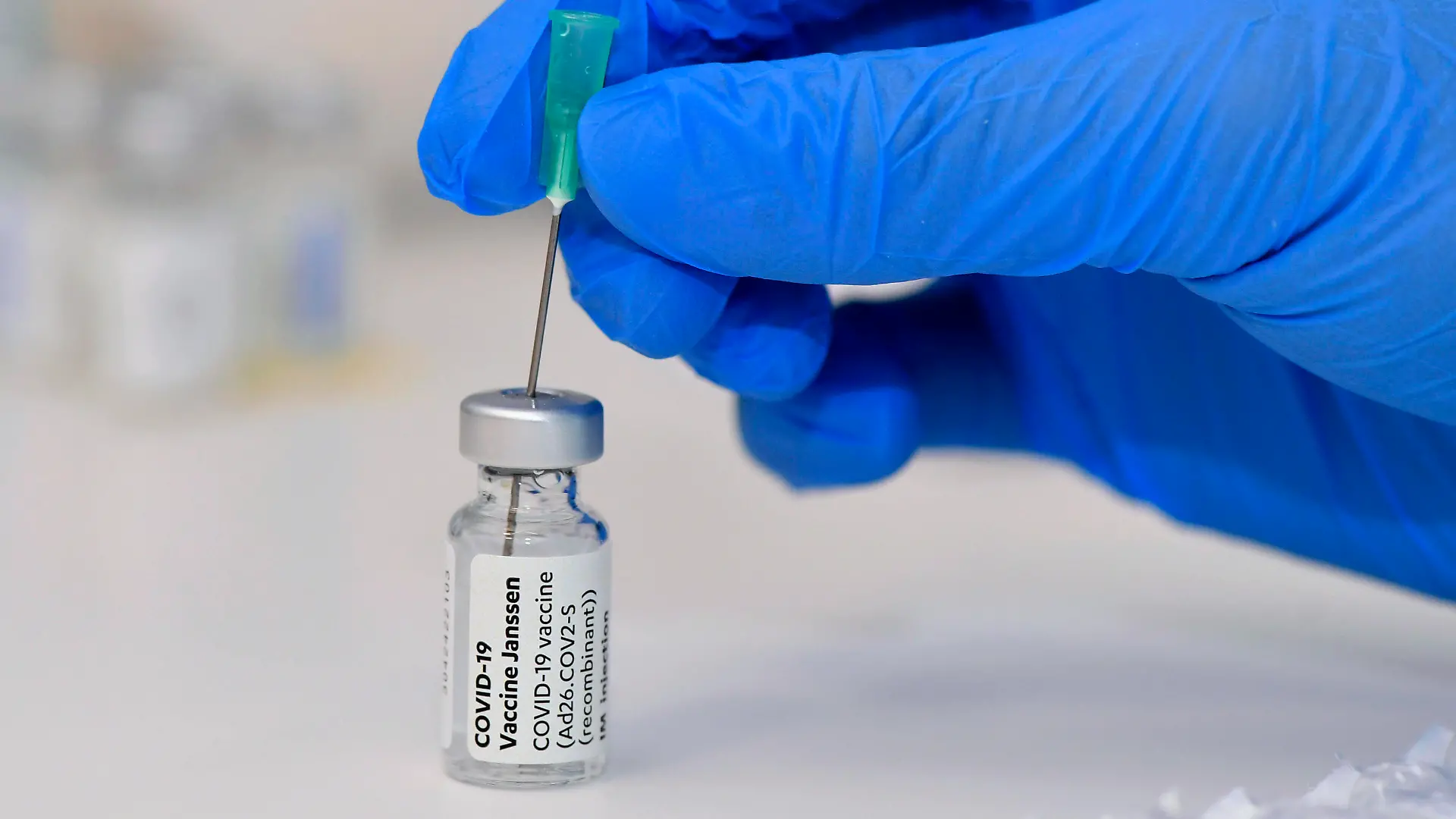  21.05.2021, Sonderimpfaktion mit dem Impfstoff von Johnson & Johnson im Unterallgäuer Corona-Impfzentrum in Bad Wörishofen, Ampulle mit dem Wirkstoffkonzentrat von Johnson & Johnson wird von Medizin-Student Kai Hefele aus Mindelheim aufgezogen, eine Nadel steckt noch im Deckel der Ampulle. Der Impfstoff lautet auf den Namen JANSSEN, in den Ampullen ist das Impfstoff-Konzentrat für 6 Portionen. 21.05.2021, Johnson und Johnson im Impfzentrum Unterallgäu 21.05.2021, Johnson und Johnson im Impfzentrum Unterallgäu *** 21 05 2021, special vaccination campaign with the vaccine from Johnson Johnson in the Unterallgäuer Corona vaccination center in Bad Wörishofen, ampoule with the active ingredient concentrate from Johnson Johnson is raised b