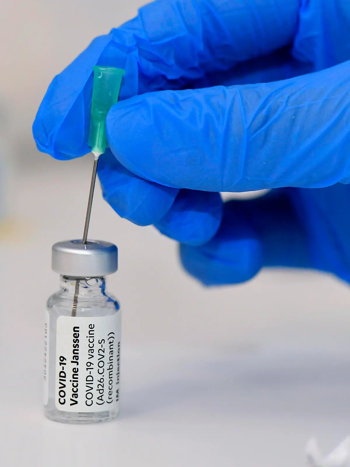  21.05.2021, Sonderimpfaktion mit dem Impfstoff von Johnson & Johnson im Unterallgäuer Corona-Impfzentrum in Bad Wörishofen, Ampulle mit dem Wirkstoffkonzentrat von Johnson & Johnson wird von Medizin-Student Kai Hefele aus Mindelheim aufgezogen, eine Nadel steckt noch im Deckel der Ampulle. Der Impfstoff lautet auf den Namen JANSSEN, in den Ampullen ist das Impfstoff-Konzentrat für 6 Portionen. 21.05.2021, Johnson und Johnson im Impfzentrum Unterallgäu 21.05.2021, Johnson und Johnson im Impfzentrum Unterallgäu *** 21 05 2021, special vaccination campaign with the vaccine from Johnson Johnson in the Unterallgäuer Corona vaccination center in Bad Wörishofen, ampoule with the active ingredient concentrate from Johnson Johnson is raised b