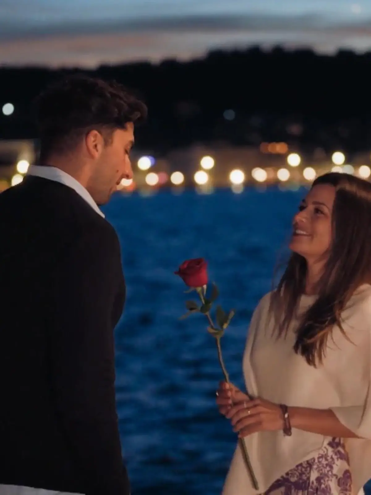 Julian bekommt eine vorzeitige Rose von Maxime
