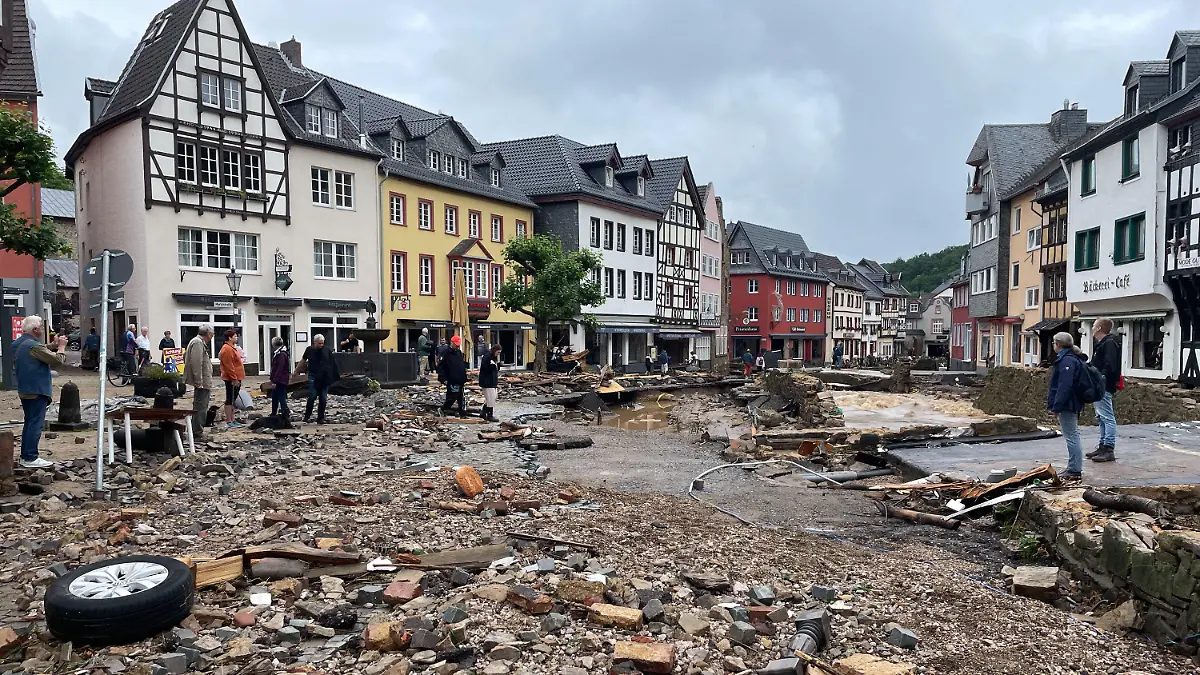 15.07.2021, Nordrhein-Westfalen, Bad Münstereifel: Blick in eine Straße in Bad Münstereifel nach schweren Regenfällen und dem Hochwasser der Erft. Foto: -/B&S/dpa +++ dpa-Bildfunk +++