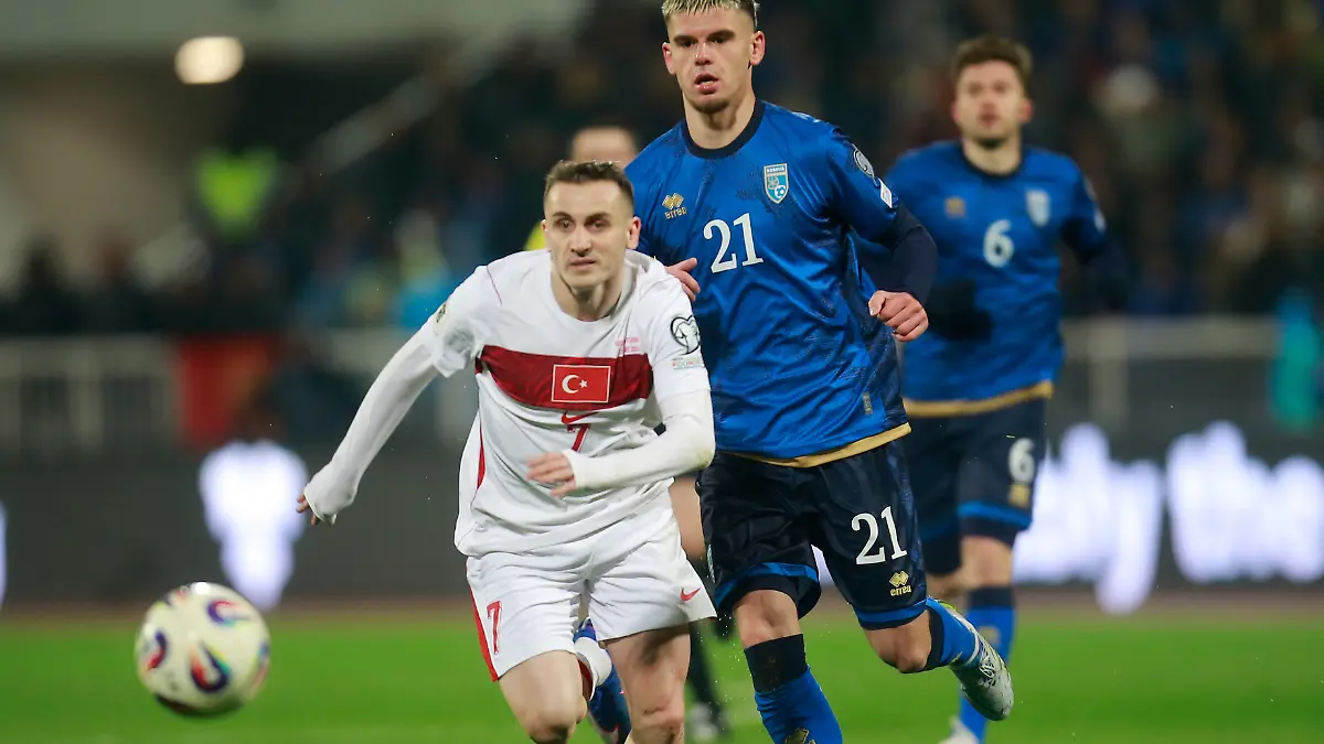 Fußball, Männer: WM-Qualifikation Europa, Kosovo - Türkei, Playoffs, Finale, Kerem Aktürkoğlu (Türkei) und Albian Hajdari (Kosovo) kämpfen um den Ball. +++ dpa-Bildfunk +++