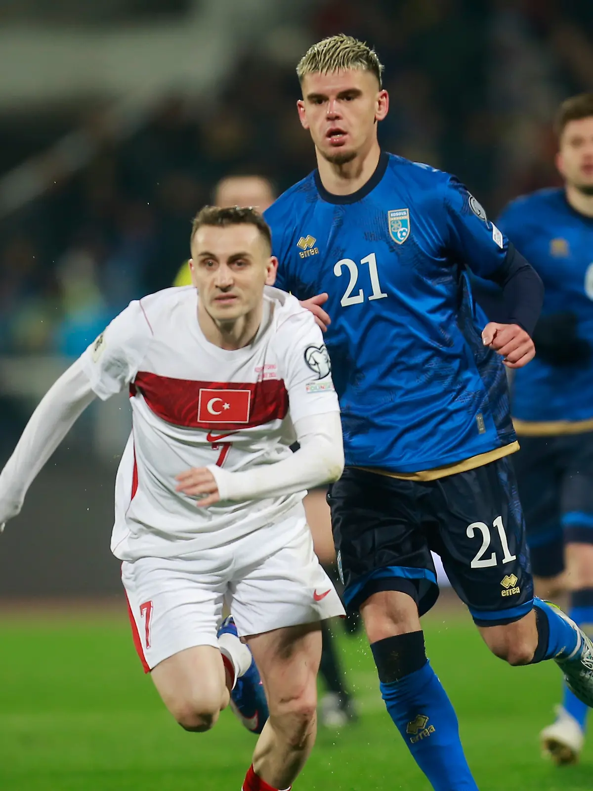 Fußball, Männer: WM-Qualifikation Europa, Kosovo - Türkei, Playoffs, Finale, Kerem Aktürkoğlu (Türkei) und Albian Hajdari (Kosovo) kämpfen um den Ball. +++ dpa-Bildfunk +++