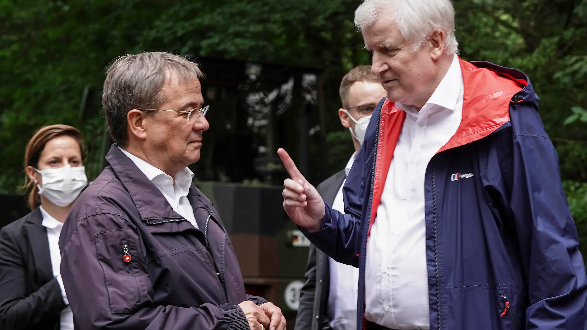Bundesinnenminister besucht mit Ministerpraesident NRW THW Kraefte an der Steinbachtalsperre Aktuell, 19.07.2021, Euskirchen, Bundesinnenminster Horst Seehofer mit besonderer Geste im Gespraech mit Armin Laschet Ministerpraesident von Nordrhein-Westfalen, Kanzlerkandidat und CDU-Vorsitzenden die THW Rettungskraefte an der Steinbachtalsperre in Euskirchen Euskirchen Nordrhein-Westfalen Deutschland *** Federal Minister of the Interior visits with State Premier NRW THW forces at Steinbachtalsperre Current, 19 07 2021, Euskirchen, Federal Minister of the Interior Horst Seehofer with special gesture in conversation with Armin Laschet State Premier of North Rhine-Westphalia, candidate for Chancellor and CDU Chairman the THW rescue forces at the