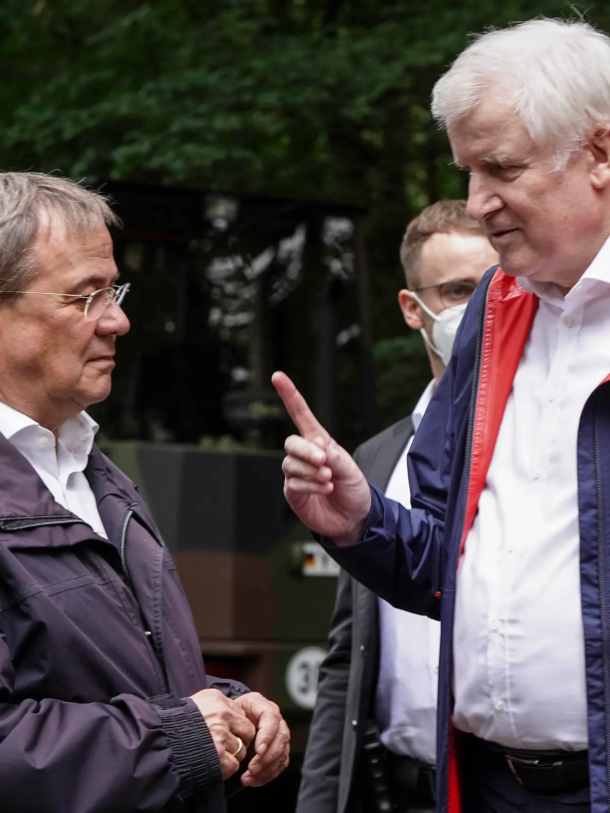  Bundesinnenminister besucht mit Ministerpraesident NRW THW Kraefte an der Steinbachtalsperre Aktuell, 19.07.2021, Euskirchen, Bundesinnenminster Horst Seehofer mit besonderer Geste im Gespraech mit Armin Laschet Ministerpraesident von Nordrhein-Westfalen, Kanzlerkandidat und CDU-Vorsitzenden die THW Rettungskraefte an der Steinbachtalsperre in Euskirchen Euskirchen Nordrhein-Westfalen Deutschland *** Federal Minister of the Interior visits with State Premier NRW THW forces at Steinbachtalsperre Current, 19 07 2021, Euskirchen, Federal Minister of the Interior Horst Seehofer with special gesture in conversation with Armin Laschet State Premier of North Rhine-Westphalia, candidate for Chancellor and CDU Chairman the THW rescue forces at the