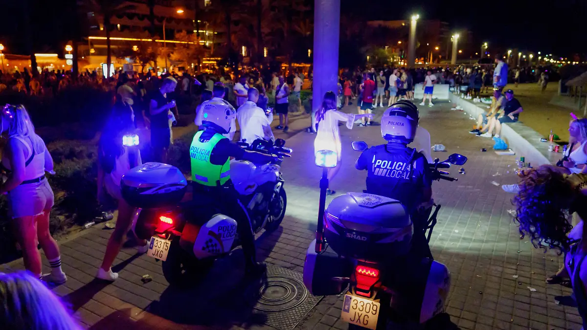 Playa de Palma auf Mallorca im zweiten Jahr der Corona-Pandemie Hochsaison Sommer 2021 - Hunderte deutsche Touristen feiern am Ballermann ohne Einhaltung der coranabedingten Mindestabstände und ohne Masken - Touristen feiern am späten Abend an der Playa de Palma - Nach Mitternacht räumt die Polizei den betroffenen Strandabschnitt -Playa de Palma auf Mallorca im zweiten Jahr der Corona-Pandemie Hochsaison Sommer 2021 - Hunderte deutsche Touristen feiern am Ballermann ohne Einhaltung der coranabedingten Mindestabstände und ohne Masken - Touristen feiern am späten Abend an der, Mallorca Balearische Inseln Spanien Playa de Palma *** Playa de Palma in Mallorca in the second year of the Corona pandemic high season summer 2021 Hund