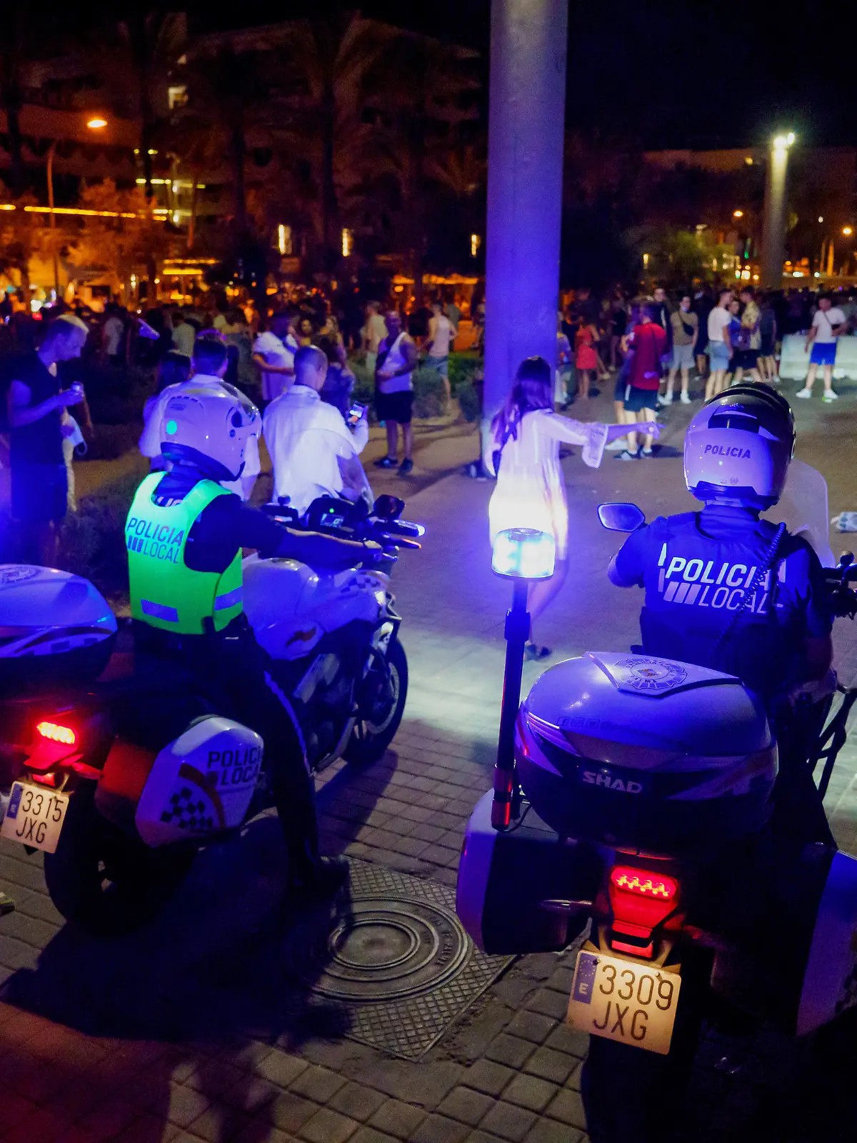 Playa de Palma auf Mallorca im zweiten Jahr der Corona-Pandemie Hochsaison Sommer 2021 - Hunderte deutsche Touristen feiern am Ballermann ohne Einhaltung der coranabedingten Mindestabstände und ohne Masken - Touristen feiern am späten Abend an der Playa de Palma - Nach Mitternacht räumt die Polizei den betroffenen Strandabschnitt -Playa de Palma auf Mallorca im zweiten Jahr der Corona-Pandemie Hochsaison Sommer 2021 - Hunderte deutsche Touristen feiern am Ballermann ohne Einhaltung der coranabedingten Mindestabstände und ohne Masken - Touristen feiern am späten Abend an der, Mallorca Balearische Inseln Spanien Playa de Palma *** Playa de Palma in Mallorca in the second year of the Corona pandemic high season summer 2021 Hund 