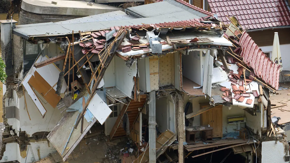 dpatopbilder - 17.07.2021, Rheinland-Pfalz, Bad Neuenahr-Ahrweiler: Häuser im Ahrtal im Ortsteil Walporzheim sind zerstört. In den vom Unwetter betroffenen Gebieten beginnen die Aufräumungsarbeiten. Foto: Thomas Frey/dpa +++ dpa-Bildfunk +++