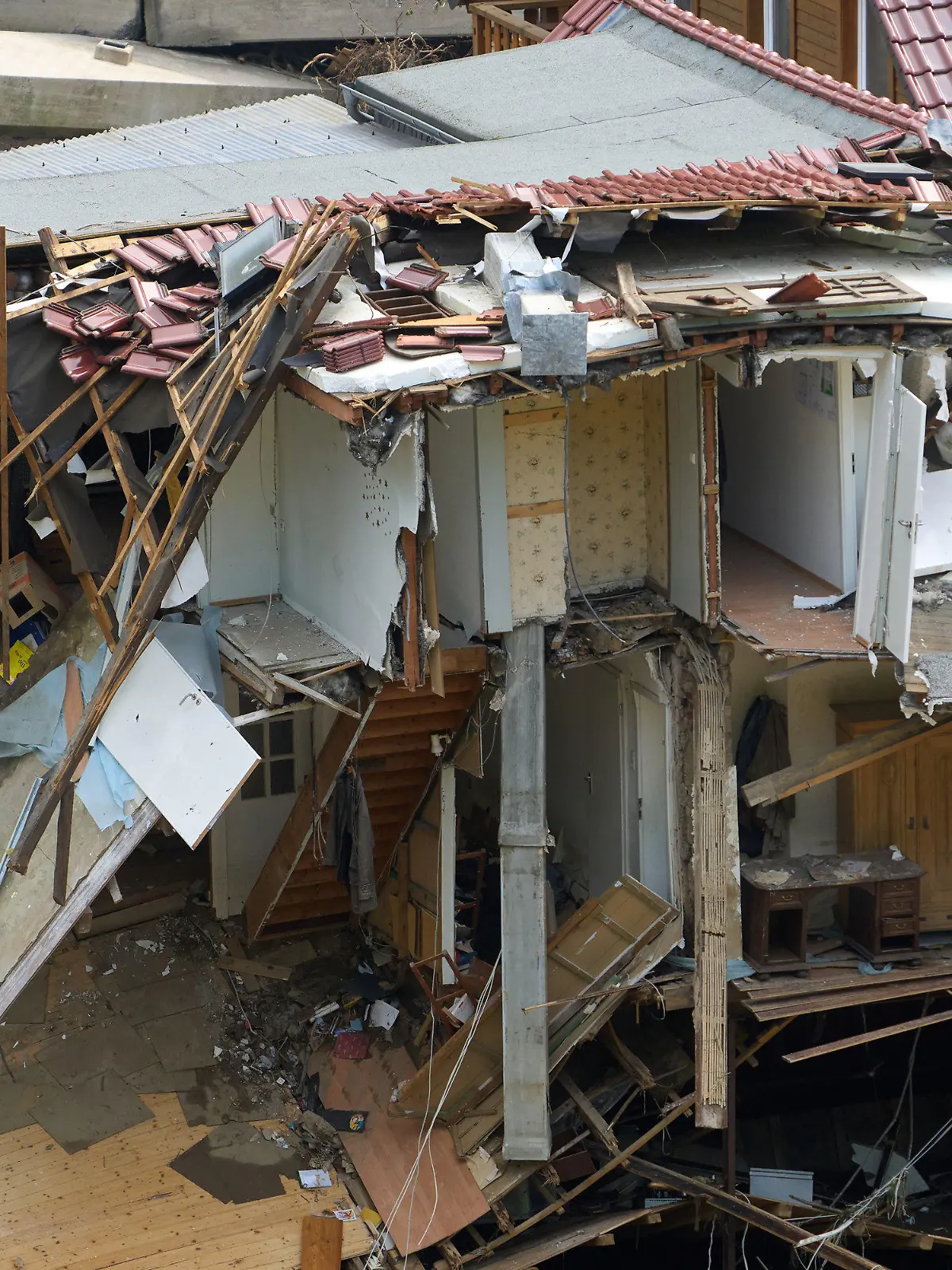 dpatopbilder - 17.07.2021, Rheinland-Pfalz, Bad Neuenahr-Ahrweiler: Häuser im Ahrtal im Ortsteil Walporzheim sind zerstört. In den vom Unwetter betroffenen Gebieten beginnen die Aufräumungsarbeiten. Foto: Thomas Frey/dpa +++ dpa-Bildfunk +++