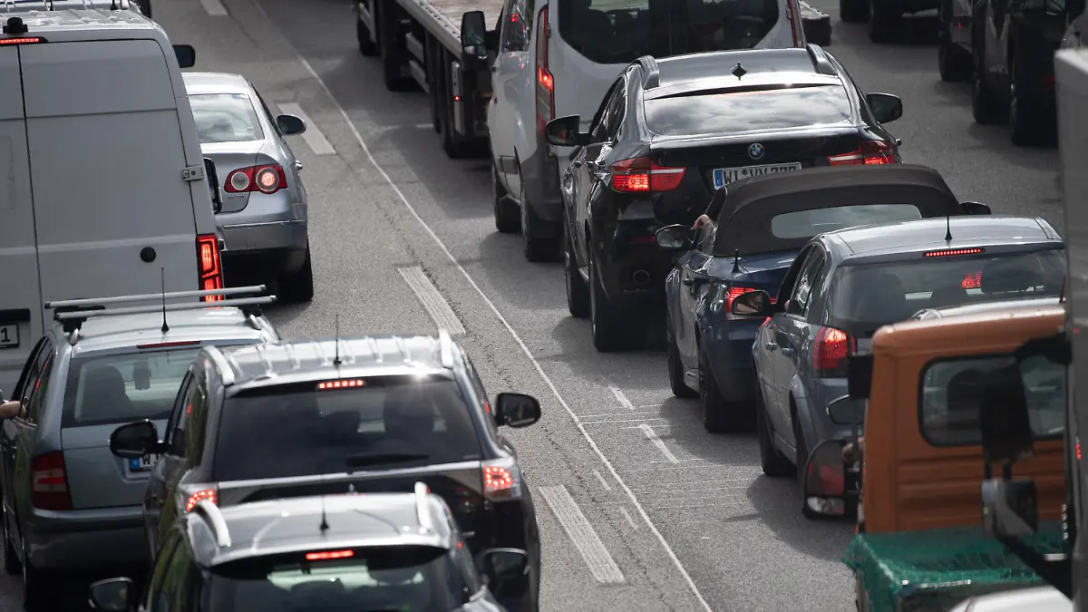 ARCHIV - 21.06.2021, Hessen, Wiesbaden: Autos stauen sich im Berufsverkehr nach der Sperrung der Salzbachtalbrücke auf der A66. Abo-Modelle bringen Autobauern und Dienstleistern nach Einschätzung von Branchenexperten demnächst ein wichtiges Zusatzgeschäft. (zu dpa «Analyse: Auto-Abos werden zulegen, aber Autokäufe nicht zurückdrängen») Foto: Sebastian Gollnow/dpa +++ dpa-Bildfunk +++